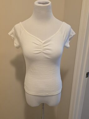 Women's White Ruched V-Neck Short Sleeve Top